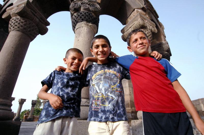 132-亞美尼亞-茲瓦爾特諾茲大教堂遺址與當地小朋友