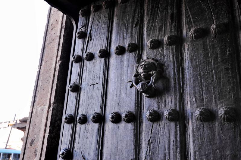 056-瓜達瓜哈拉-大教堂-大門-敲門器特寫