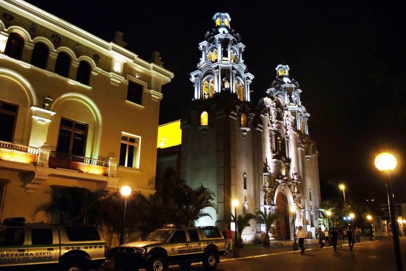 0311-祕魯-首都晚餐餐廳-旁邊教堂.JPG