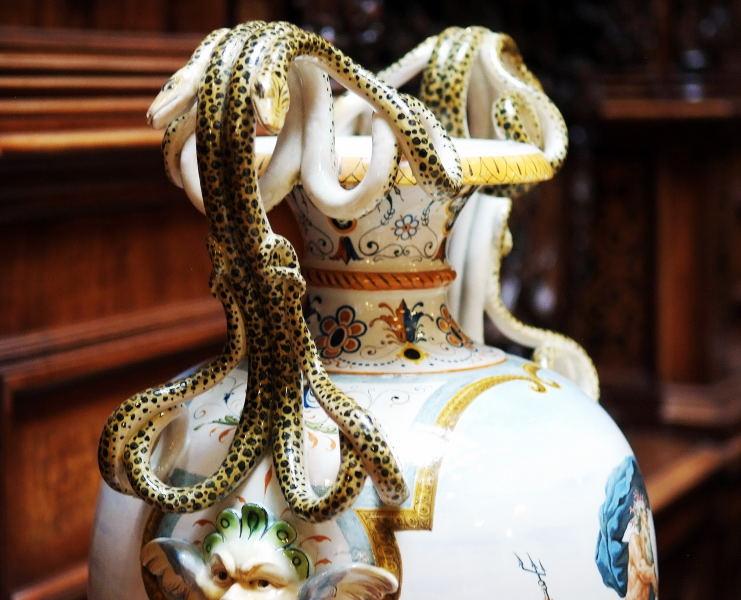2535-佩雷斯城堡-內廳裝飾-瓷器花瓶特寫.JPG