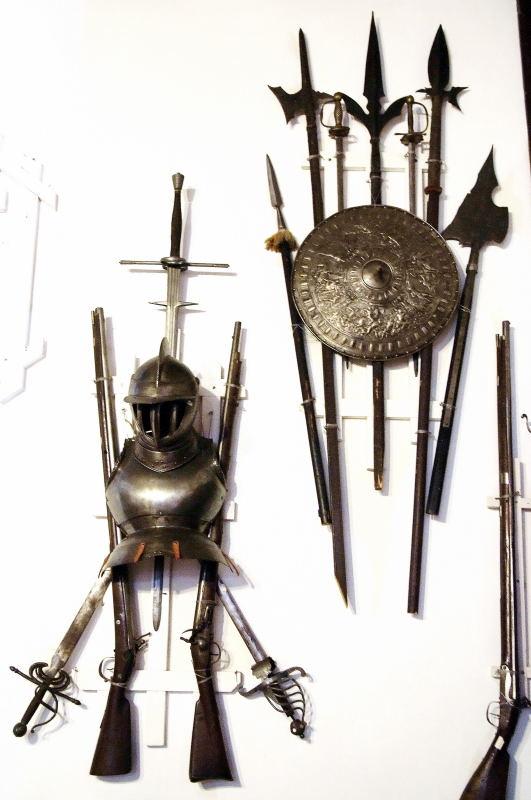 2536-佩雷斯城堡-內廳裝飾-中世紀兵器.JPG
