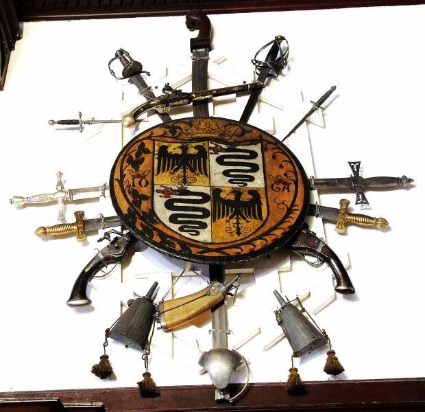 2537-佩雷斯城堡-內廳裝飾-中世紀兵器.JPG