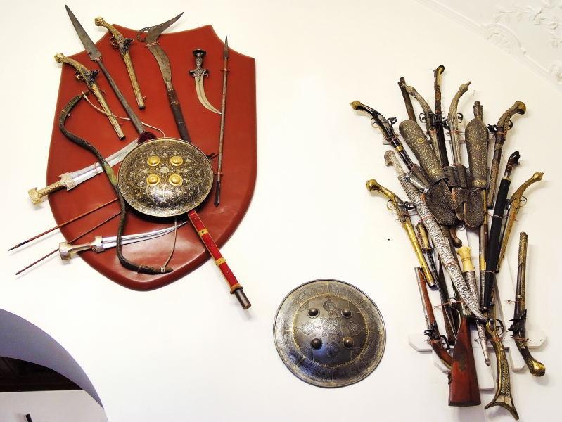 2544-佩雷斯城堡-內廳裝飾-中世紀兵器.JPG