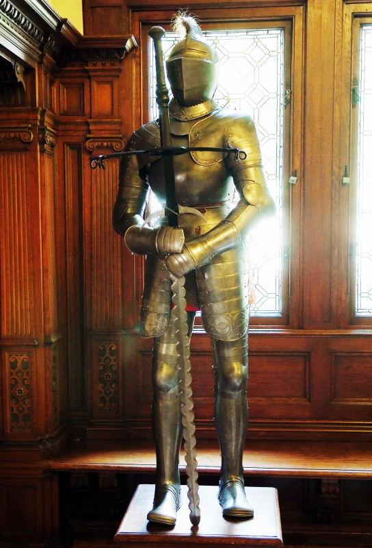 2546-佩雷斯城堡-內廳裝飾-中世紀盔甲.JPG