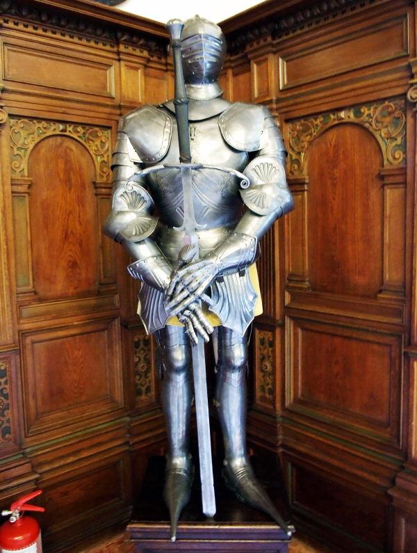2547-佩雷斯城堡-內廳裝飾-中世紀盔甲.JPG