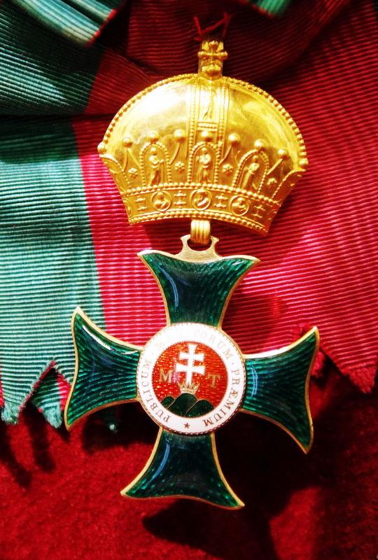 2548-佩雷斯城堡-內廳裝飾-勳章.JPG