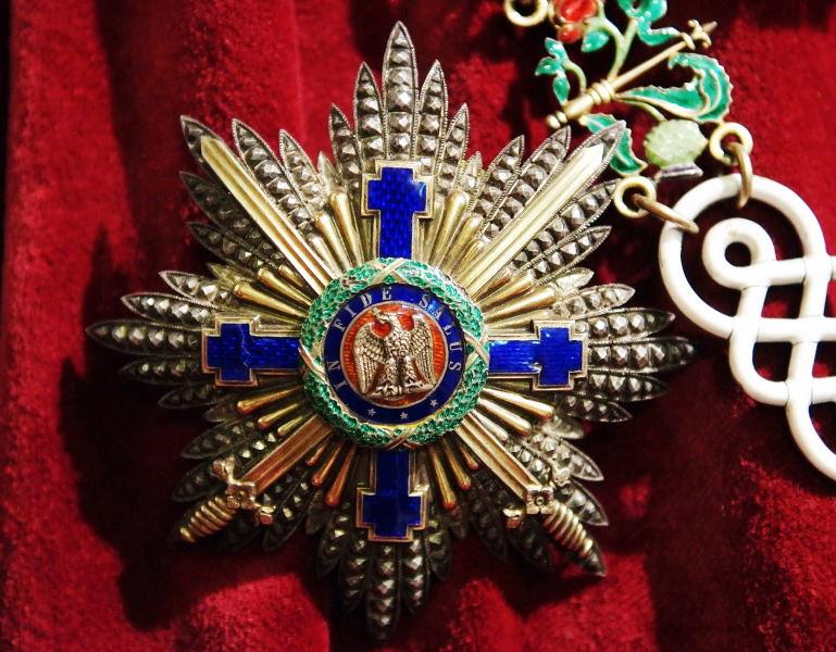 2551-佩雷斯城堡-內廳裝飾-勳章.JPG