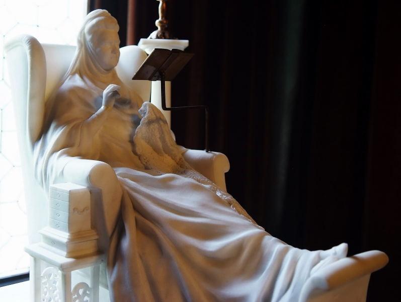 2567-佩雷斯城堡-內廳裝飾-英國女皇雕像.JPG
