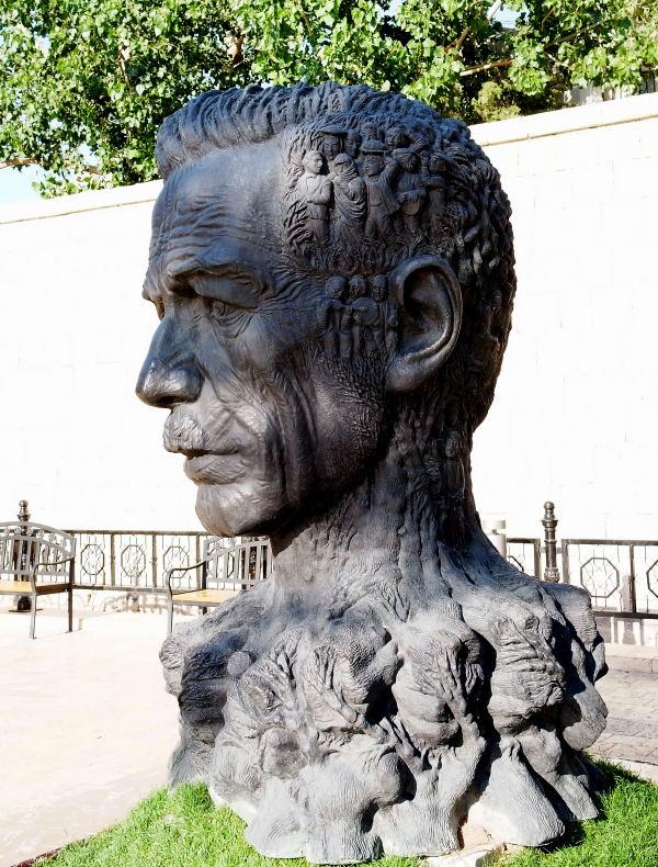 6970-巴庫-希凡沙王的王宮-旁邊的小公園雕像.JPG