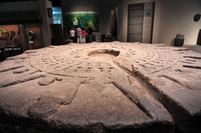 2117-考古博物館-挖心臟石板