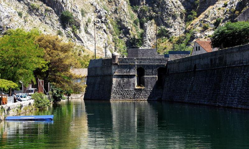 6721-黑山-柯托爾-舊城牆與護城河.JPG