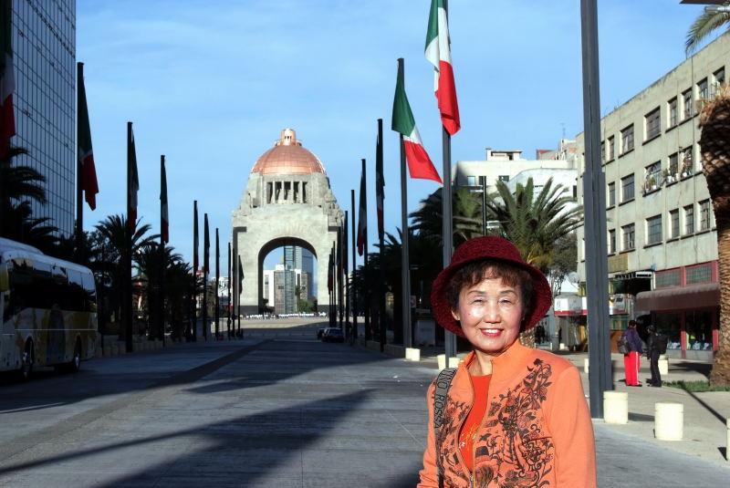 2516-墨西哥市-飯店往革命記念碑方向拍