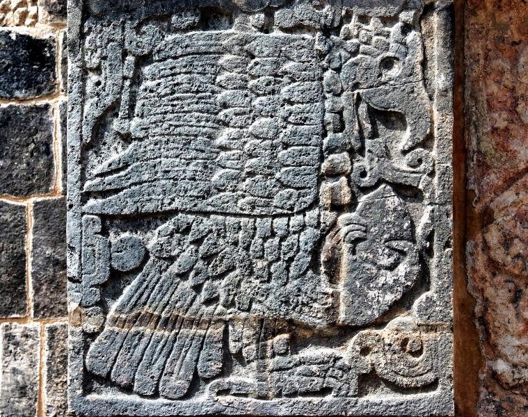 3539-奇琴伊薩-羽蛇神小型祭台-啃食心臟的特寫