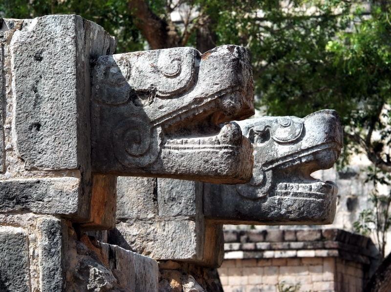 3545-奇琴伊薩-羽蛇神小型祭台羽蛇神-蛇頭的特寫