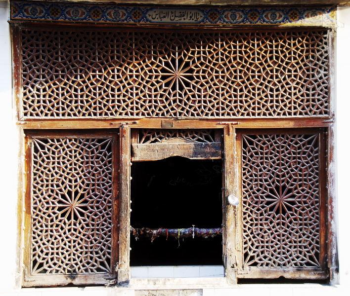 4333-伊斯法罕-巴札外圍的建築物-原木窗戶特寫