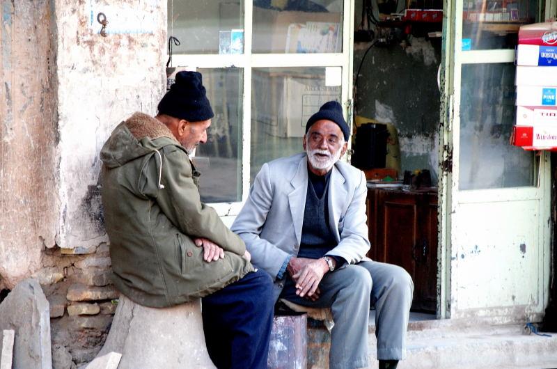 4346-伊斯法罕-巴札-巷弄聊天的老人