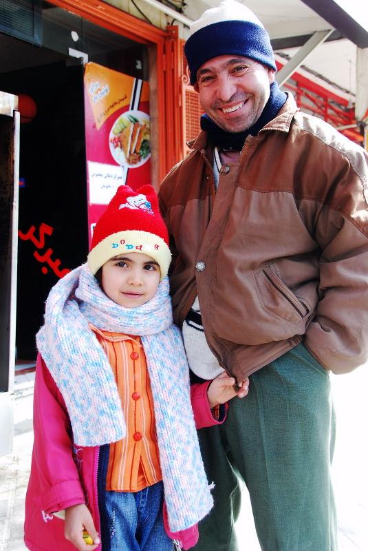 4620-伊斯法罕-飯館前的父親與女兒