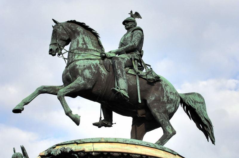 1499-以薩克廣場-騎馬銅像