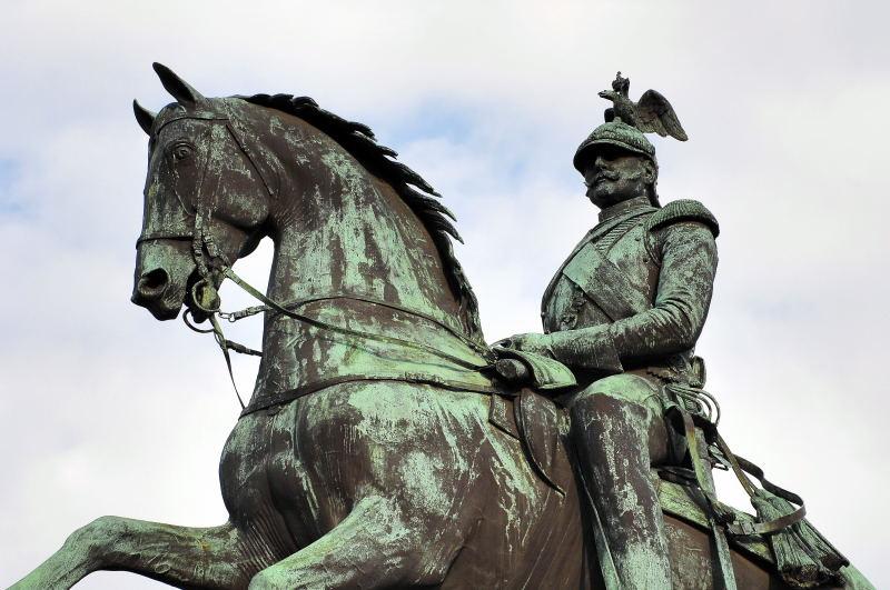 1513-以薩克廣場-騎馬銅像.JPG