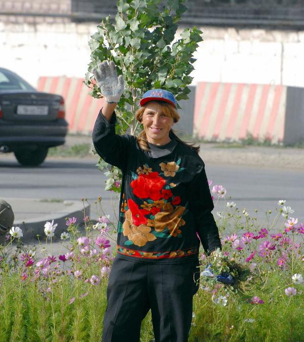 12838-亞美尼亞往喬治亞邊界-送花的園丁.JPG