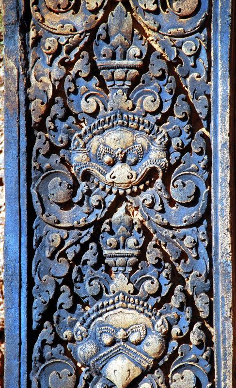 2333-女王宮-大門左邊門柱石雕特寫.JPG