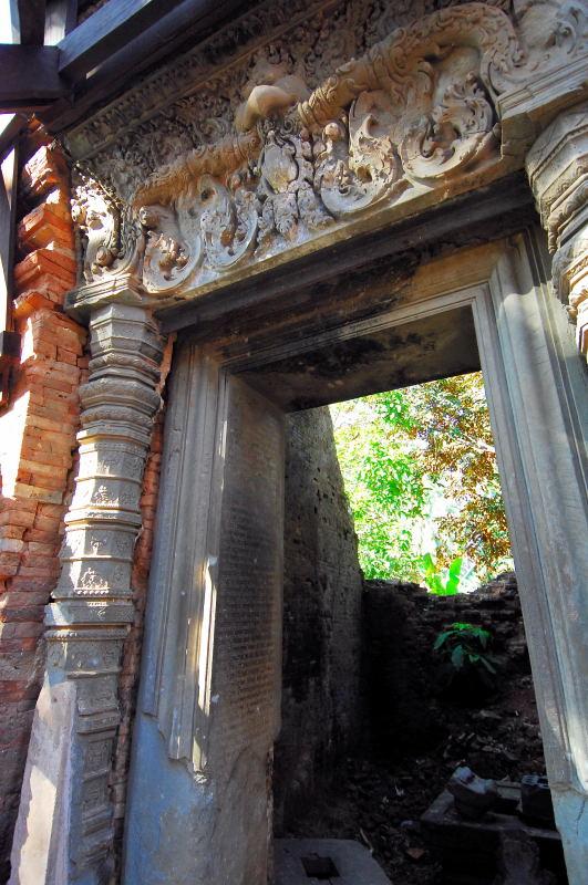 3885-羅雷寺-9世紀的舊門(有刻字石板門).JPG