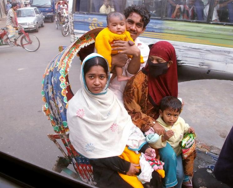 0336-孟加拉-一家五口同搭三輪車.JPG