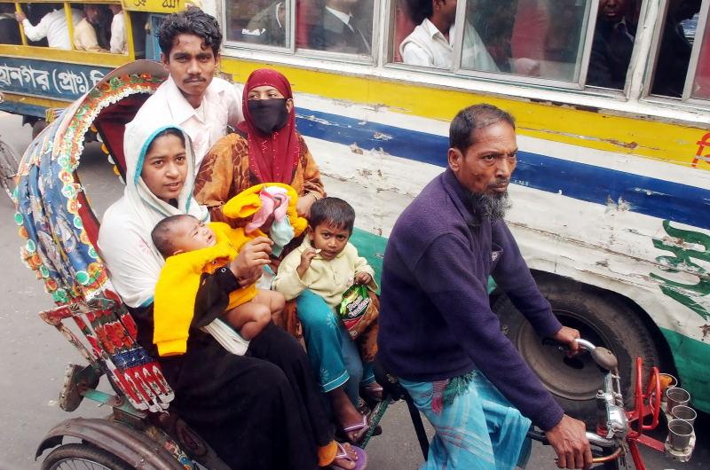 0339-孟加拉-一家五口同搭三輪車.JPG