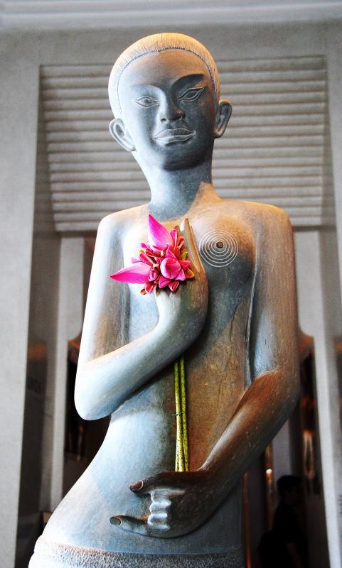 4996-和平飯店-高棉美女雕像