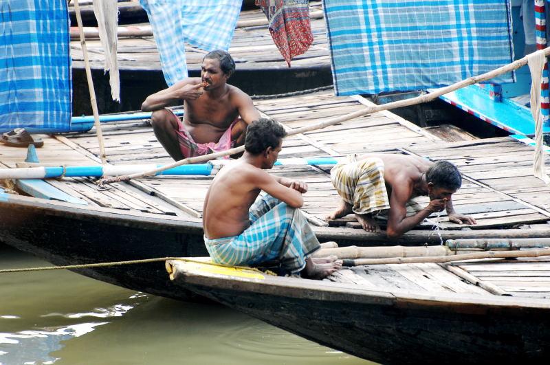 0612-加爾各達-恆河支流景觀-船屋-正在刷牙的居民.JPG