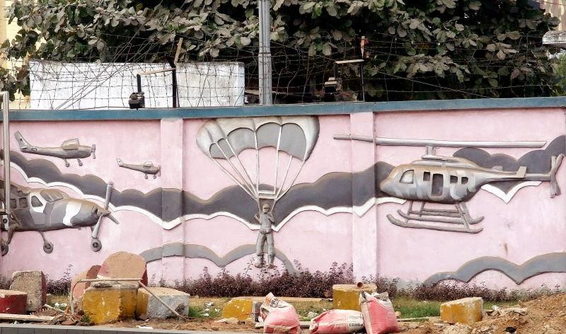 1142-加爾各達-空軍基地圍牆裝飾.JPG