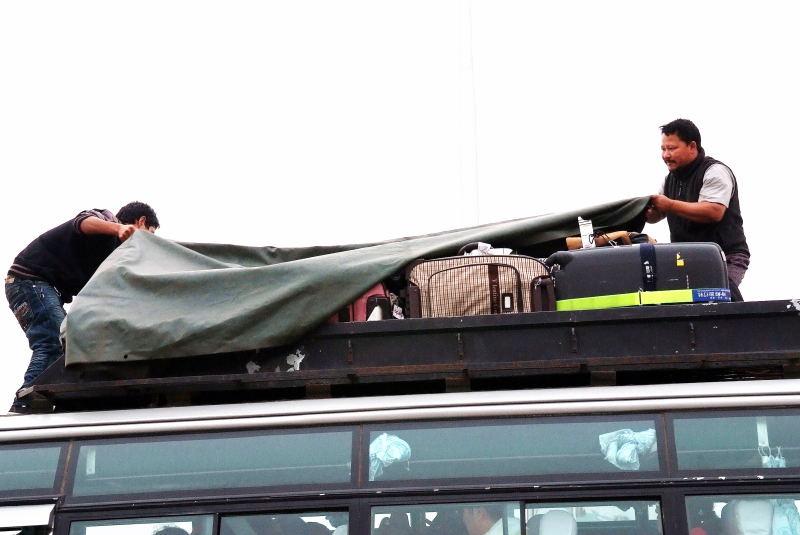 1601-往大吉嶺的遊覽車-裝行李.JPG