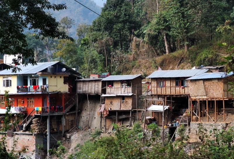 3519-往不丹的路上-溪流邊民宅.JPG