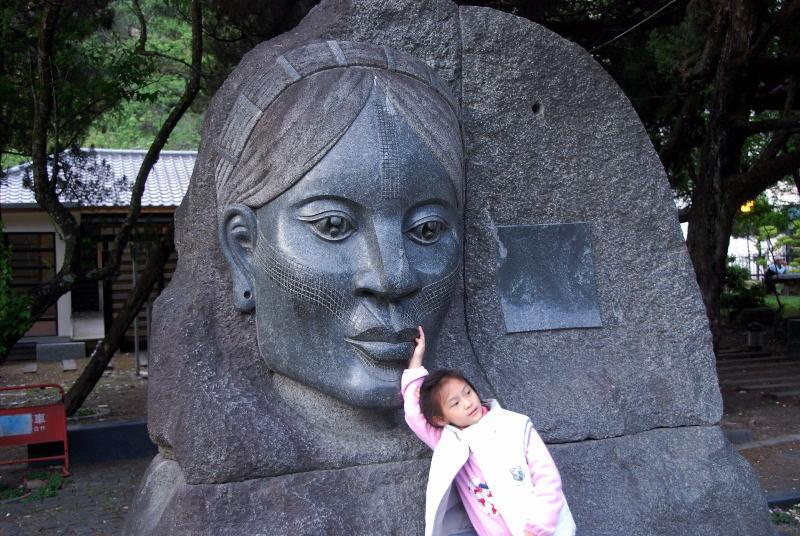080-廬山溫泉-原住民雕像