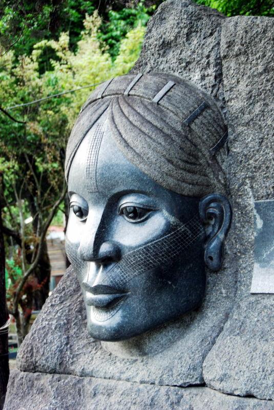 082-廬山溫泉-原住民雕像