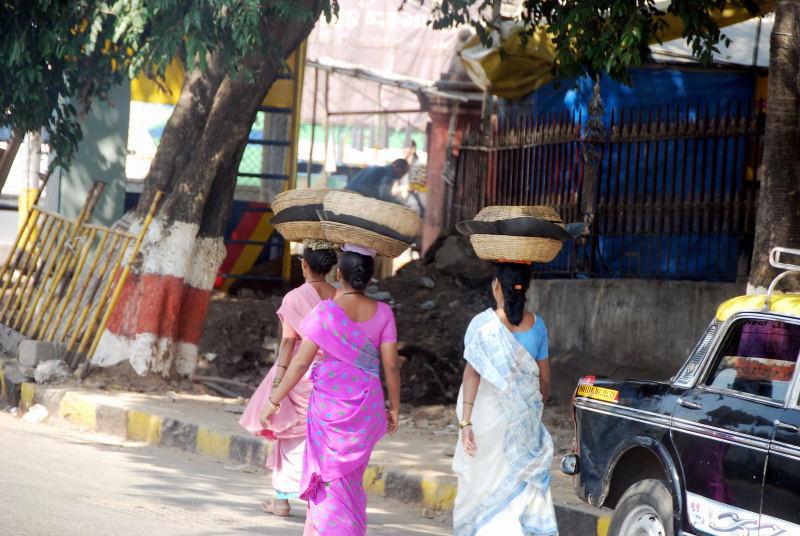 1019-孟買-頭頂物品的婦女