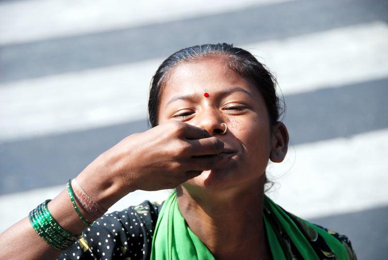 1023-孟買-塞車時要糖吃的婦女