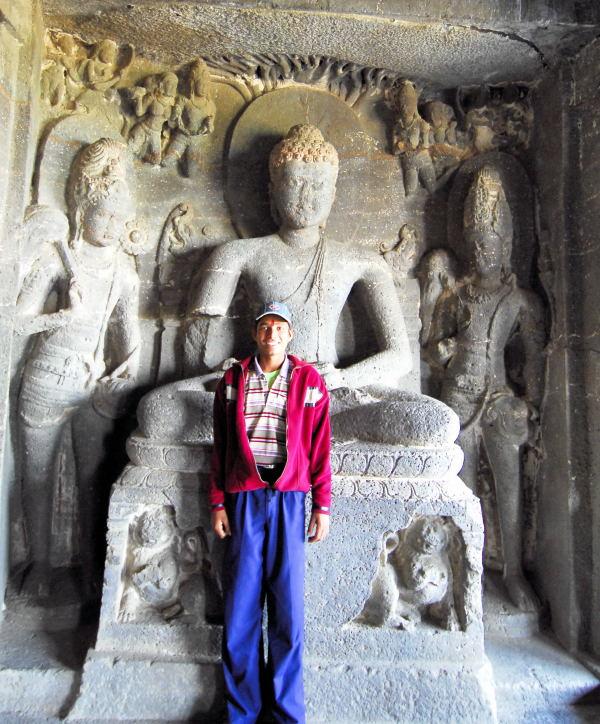 2501-愛羅拉石窟-佛教區-12號洞窟的遊客.JPG