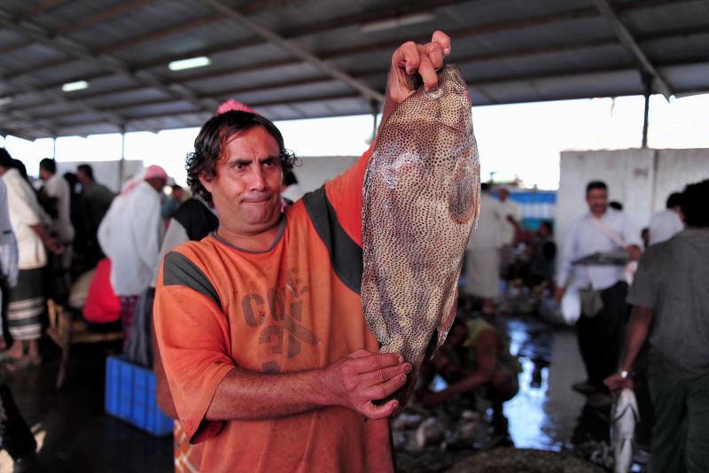 2538-何台達港區-魚市場的魚販