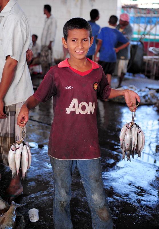 2612-何台達港區-魚市場的魚販