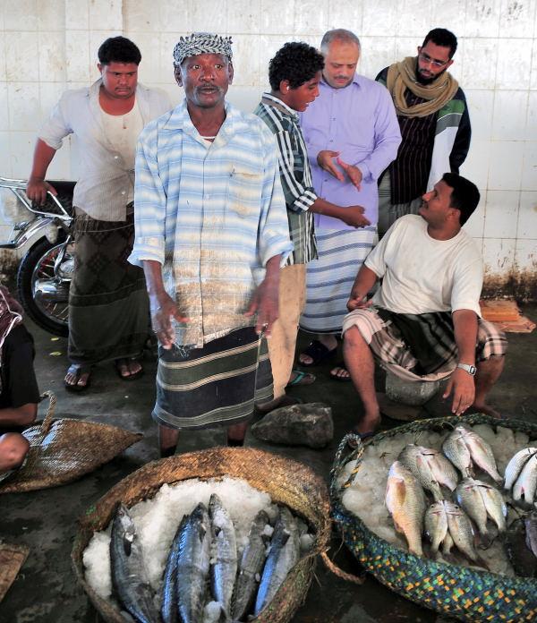 2627-何台達港區-魚市場的魚販