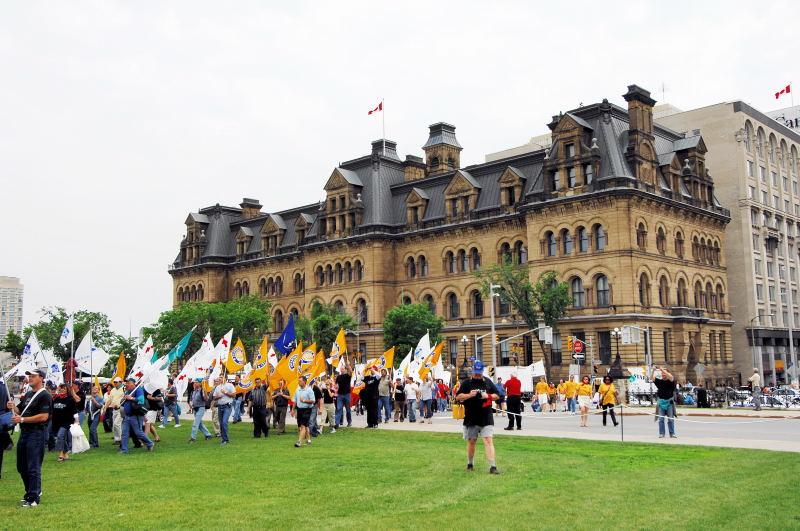 2539-渥太華-舊國會大廈-遊行的人群