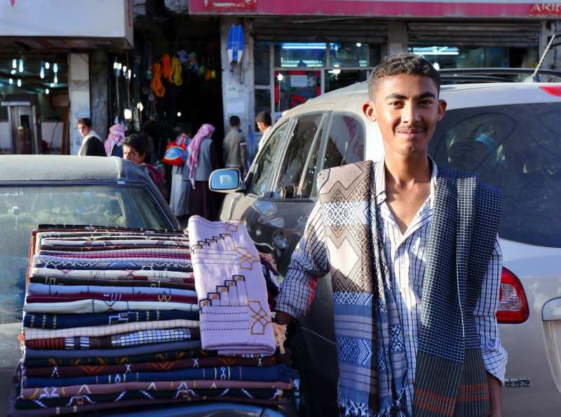 5346-參觀葉門之門-賣頭巾攤販.JPG
