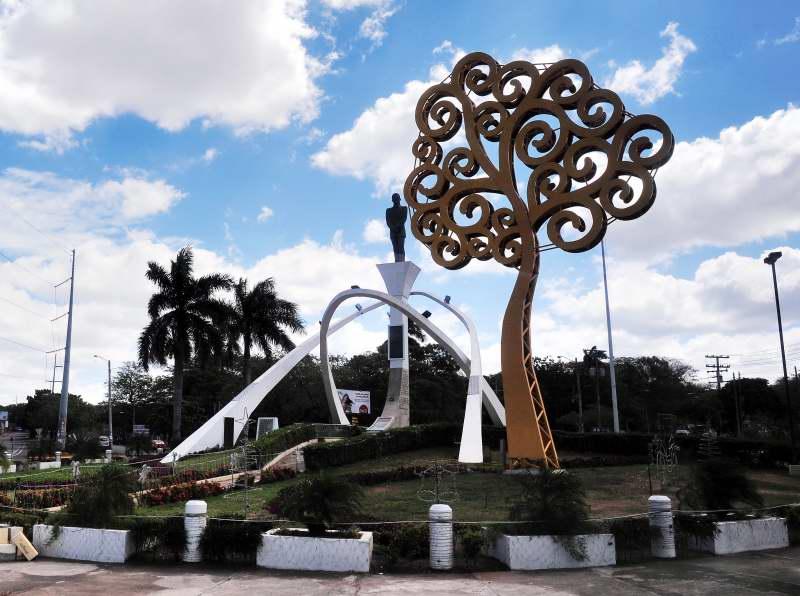 1470-馬拿瓜-桑定諾大道旁的雕像圓環.JPG