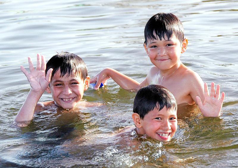 24-烏茲別克-再噴水池戲水的孩子