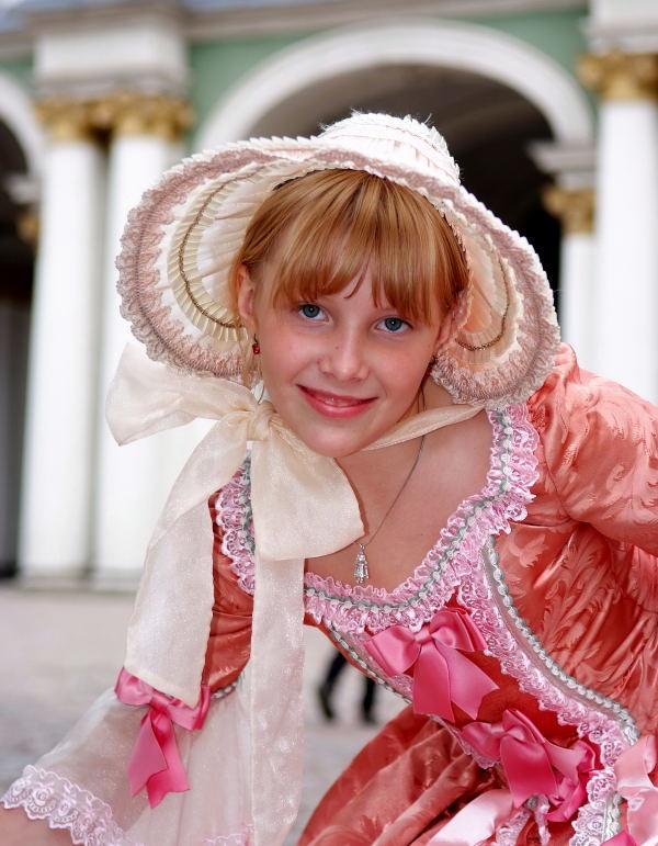 119-俄羅斯-冬宮前盛裝的少女