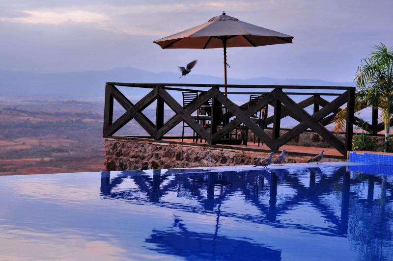 5760-恩格龍格羅火山口-外圍的飯店-游泳池