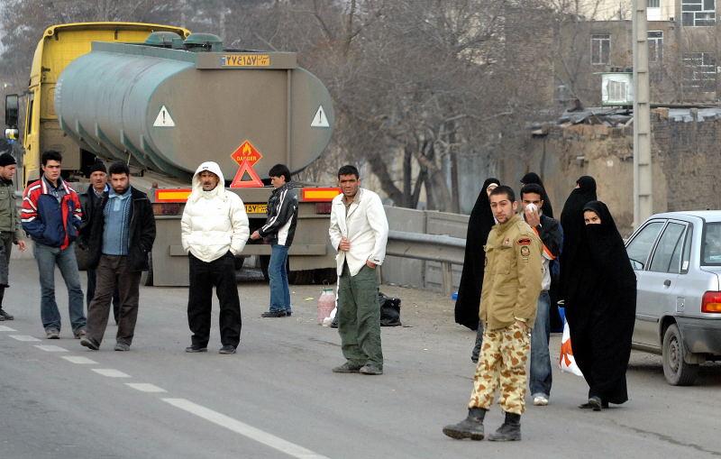 0029-車拍-德黑蘭-高速公路旁.等野機車的人