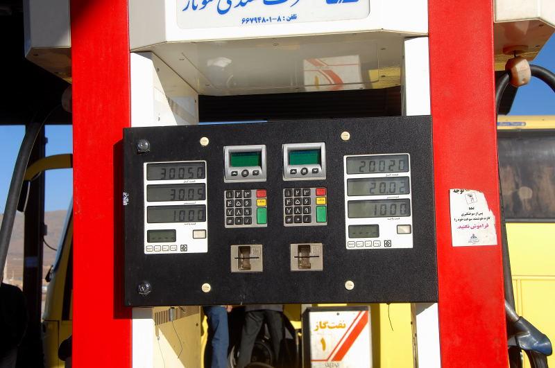 1048-往阿巴庫路旁的加油站-汽油單價.JPG