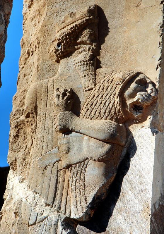 2527--波斯波利斯-皇宮內門柱的屠獅石雕.JPG
